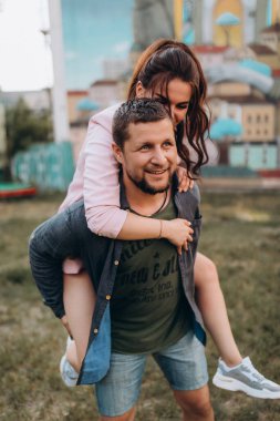 Yürüyüşe çıkmış mutlu genç çift eğleniyor. 