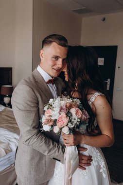 Düğünlerinde poz veren genç bir çift. 