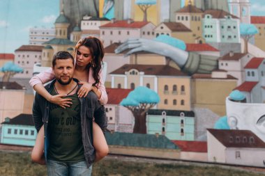 Yürüyüşe çıkmış mutlu genç çift eğleniyor. 