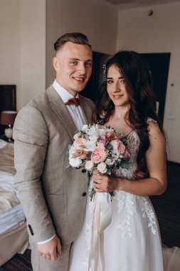 Düğünlerinde poz veren genç bir çift. 