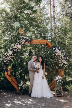 Güzel, mutlu, genç gelin ve damat açık havada düğün, doğada düğün günü.     