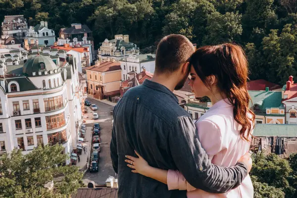 Şehre karşı poz veren güzel bir çift. 