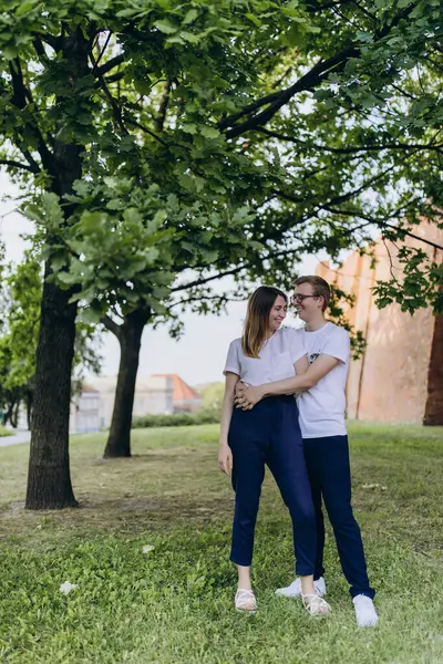 Genç ve aşık bir çift şehirde sarılıyor.