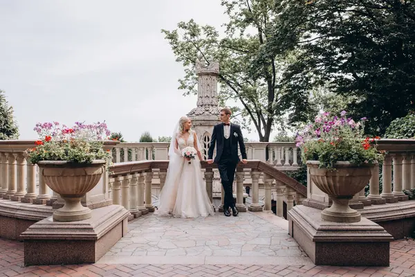 Yaz günü parkta poz veren güzel bir çift.