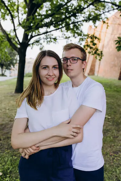 Genç ve aşık bir çift şehirde sarılıyor.