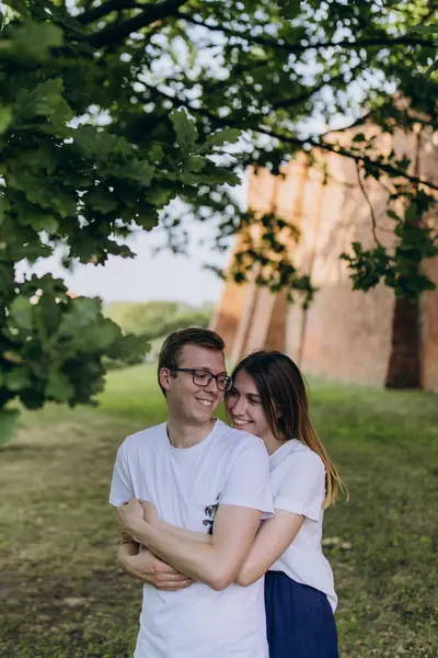 Genç ve aşık bir çift şehirde sarılıyor.