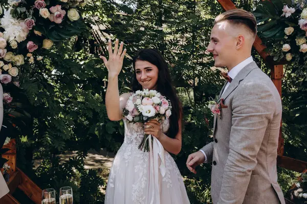 Güzel, mutlu, genç gelin ve damat açık havada düğün, doğada düğün günü.     