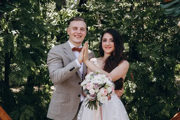 Güzel, mutlu, genç gelin ve damat açık havada düğün, doğada düğün günü.     