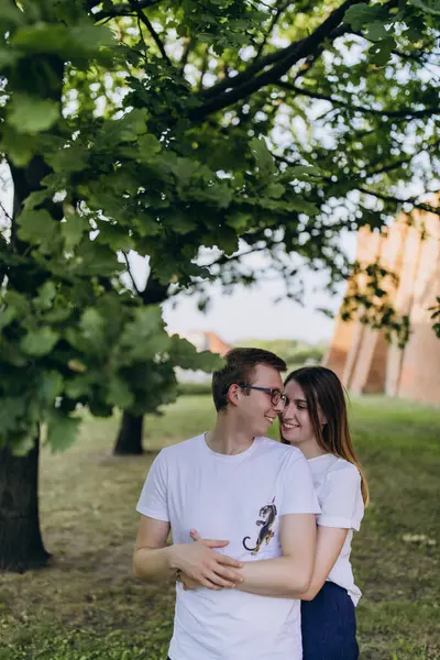 Genç ve aşık bir çift şehirde sarılıyor.