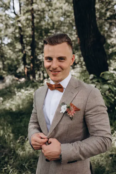 Düğün gününde parkta bir damadın portresi. 