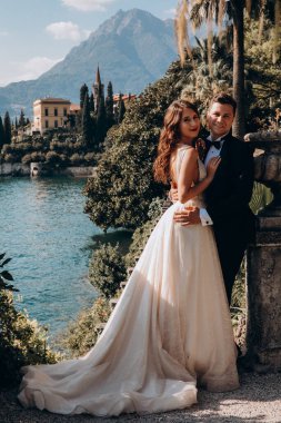 Güzel göl kenarında poz veren zarif genç bir çift.          