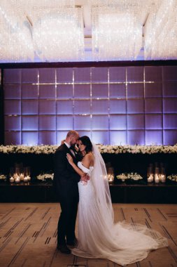 Düğünde dans eden mutlu gelin ve damat.             