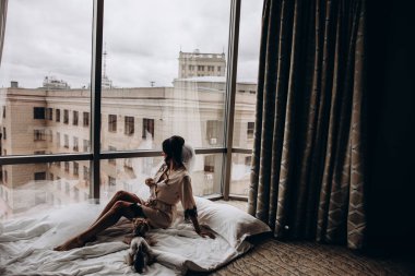 Güzel, genç bir gelin ve evde küçük sevimli bir köpek var.       