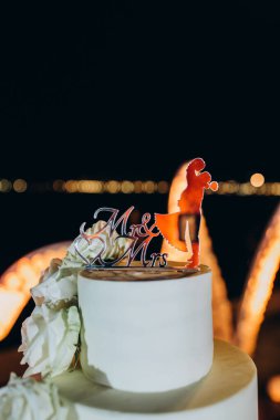 Geceleri nefis düğün pastasının yakın plan görüntüsü       