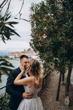 Güzel göl kenarında poz veren zarif genç bir çift.          