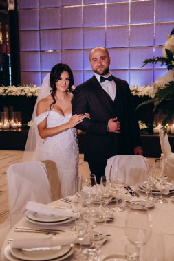 Düğünde poz veren güzel yeni evliler.. 