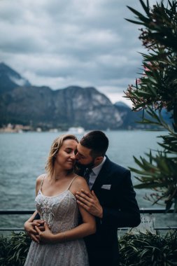 Güzel göl kenarında poz veren zarif genç bir çift.          