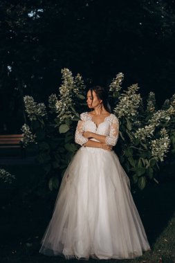 Parkta poz veren gelinlik içinde güzel bir gelin..          