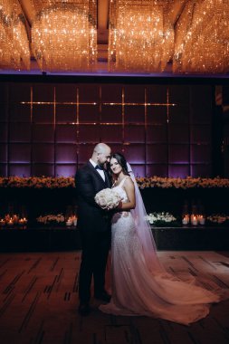 Gelin ve damat bir restoranda düğün salonunda dans ediyorlar.