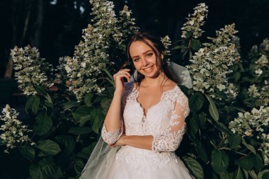 Parkta poz veren gelinlik içinde güzel bir gelin..          