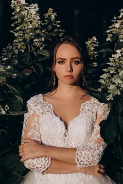 Parkta poz veren gelinlik içinde güzel bir gelin..          