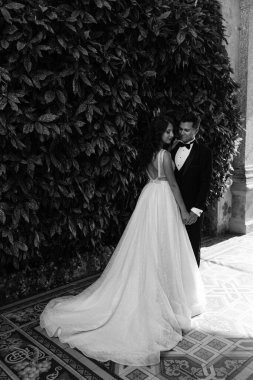 Parkta poz veren genç bir çiftin portresi..               