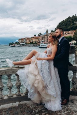 Güzel göl kenarında poz veren zarif genç bir çift.          