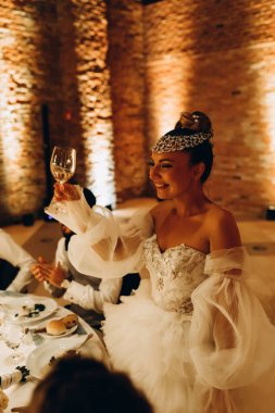 Restoranda şampanya bardağıyla mutlu gelin. düğün günü.