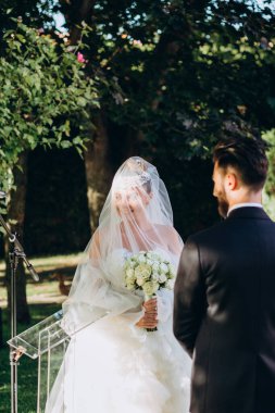 Parkta poz veren genç bir çiftin portresi..               