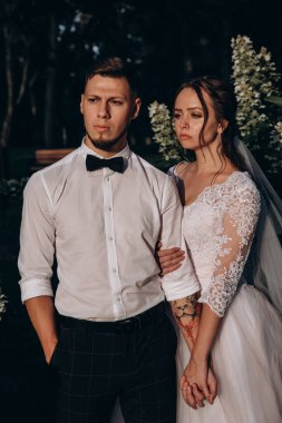 Parkta poz veren genç bir çiftin portresi..               