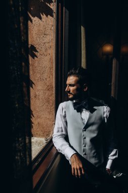 Sabahları zarif genç damat portresi     