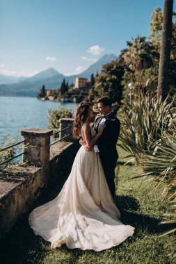 Güzel göl kenarında poz veren zarif genç bir çift.          