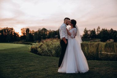 Parkta öpüşen genç bir çiftin portresi..                