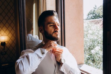 Sabahları zarif genç damat portresi     