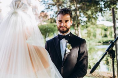 Parkta poz veren genç bir çiftin portresi..               