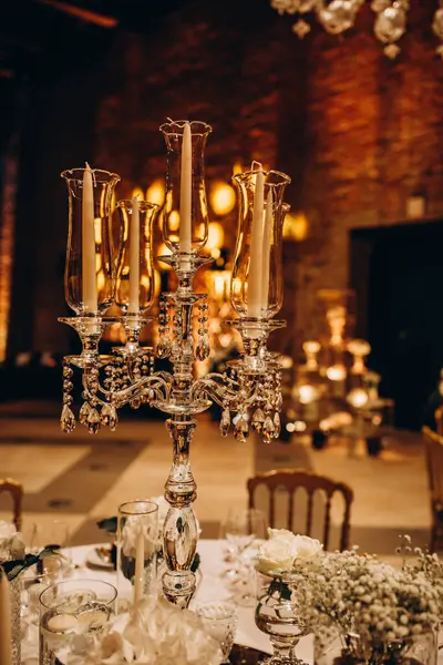 Çiçekler ve mumlarla dolu güzel bir düğün masası.