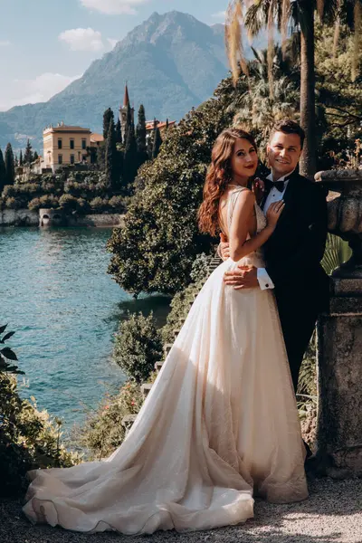 Güzel göl kenarında poz veren zarif genç bir çift.          