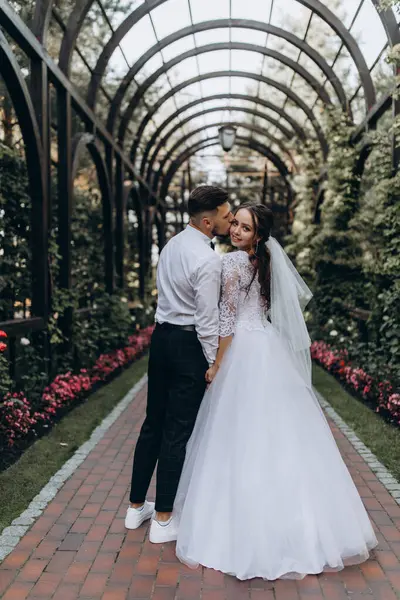 Parkta yürüyen genç bir çiftin portresi..                       