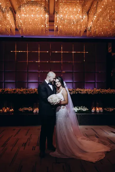 Gelin ve damat bir restoranda düğün salonunda dans ediyorlar.