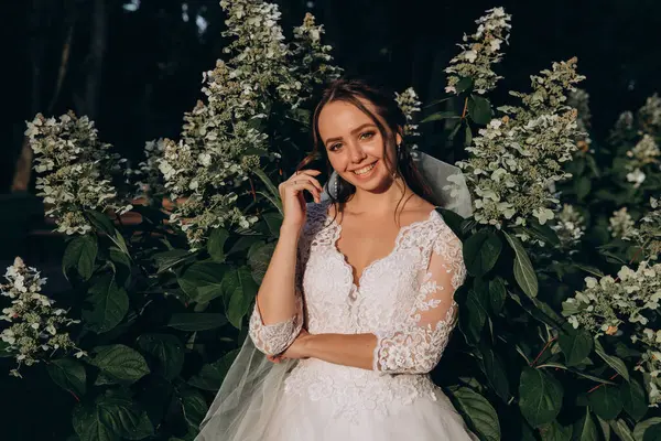 Parkta poz veren gelinlik içinde güzel bir gelin..          