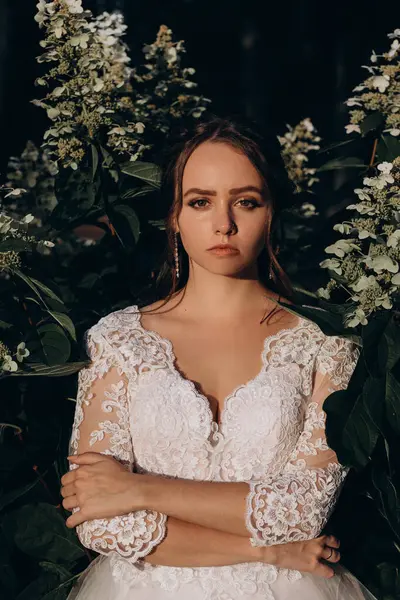 Parkta poz veren gelinlik içinde güzel bir gelin..          