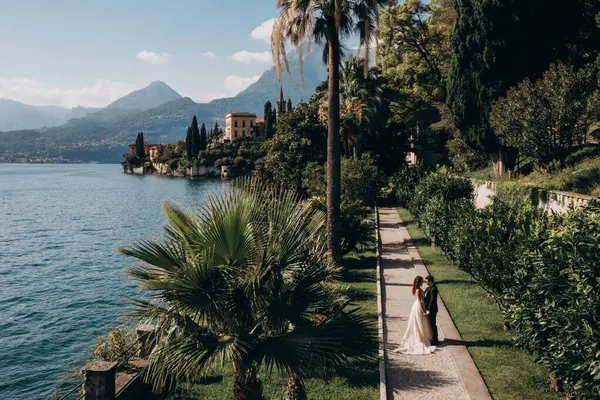Düğün çifti göl kıyısında poz veriyor