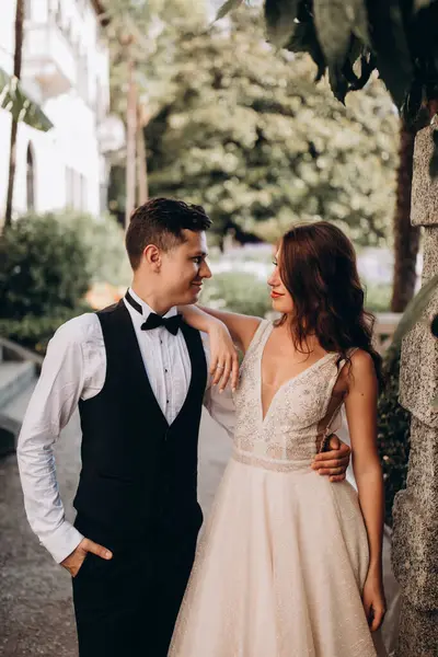 Güzel, mutlu, genç bir çift düğün günlerinde birbirine aşık.            