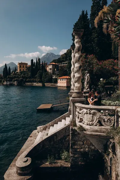 Göl kıyısında birbirine aşık bir çift. 