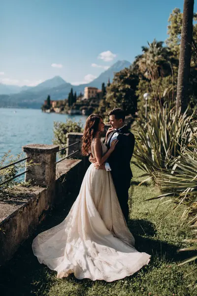 Güzel göl kenarında poz veren zarif genç bir çift.          