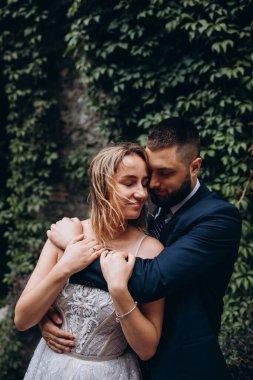 Parkta kucaklaşan genç bir çiftin portresi..                        
