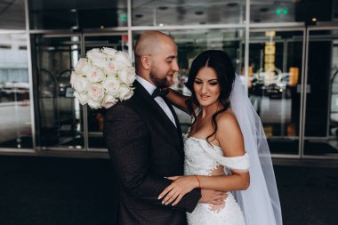 Güzel mutlu evlilik çifti şehirde poz veriyor.   