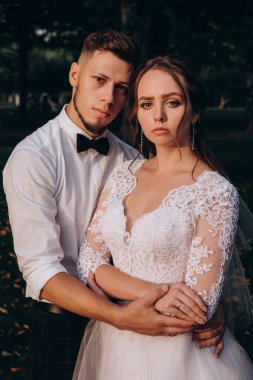 Parkta kucaklaşan genç bir çiftin portresi..                        