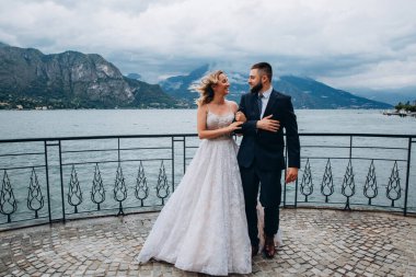 Güzel göl kenarında poz veren zarif genç bir çift.          