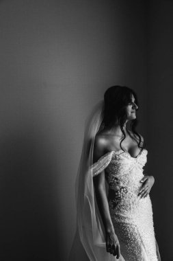 siyah ve beyaz gelinlik içindeki güzel genç gelin.